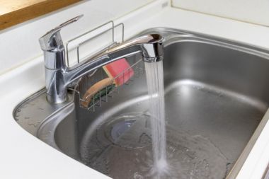 賃貸物件の水漏れトラブル!費用は誰が?保険は使える?