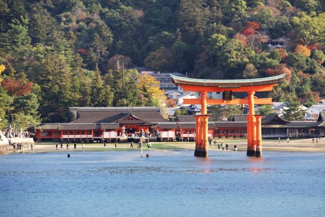 海に浮かぶ幻想的な鳥居　宮島