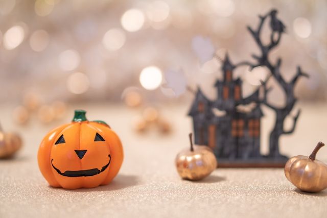 ハロウィンの飾り付けや仮装をするのはなぜ？