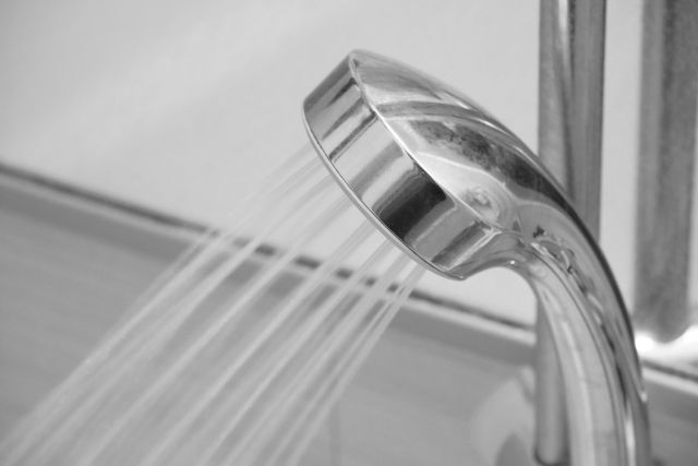 シャワーのお湯が水になってしまう原因とは？
