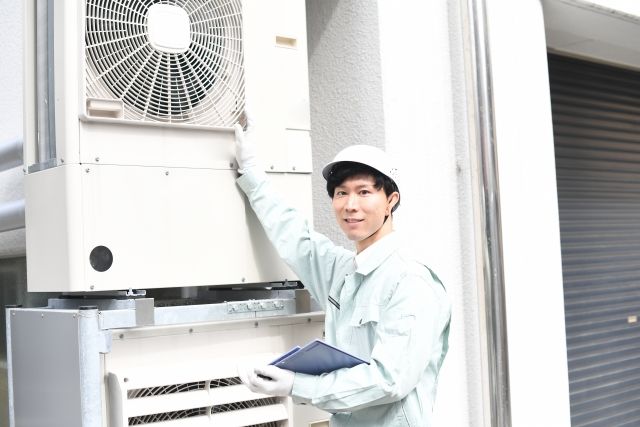 エアコンの室外機を掃除すると電気代が安くなる?適切な掃除方法と頻度