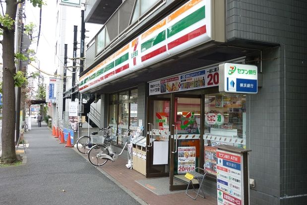 セブンイレブン横浜東白楽駅南店の画像
