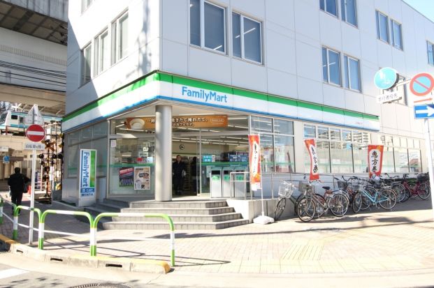 ファミリーマート王子駅前店の画像