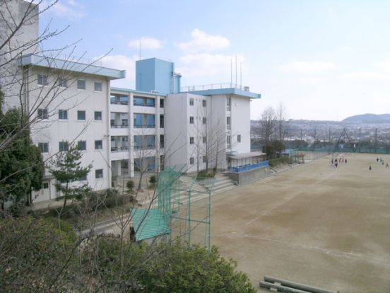 川西市立中学校 清和台中学校の画像
