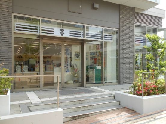 セブン−イレブン 阪急山田駅前店の画像