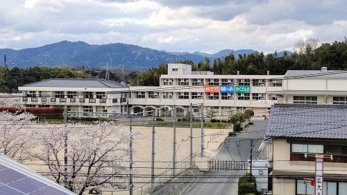 鶴山小学校の画像