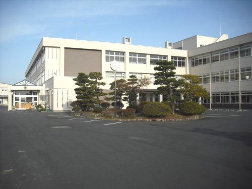 鶴山中学校の画像