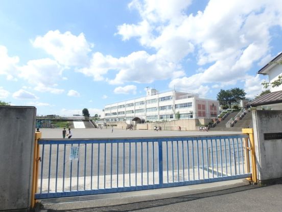 川崎市立新作小学校の画像