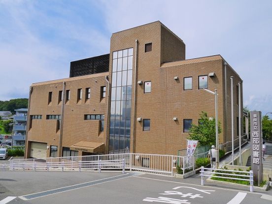 奈良市立西部図書館の画像