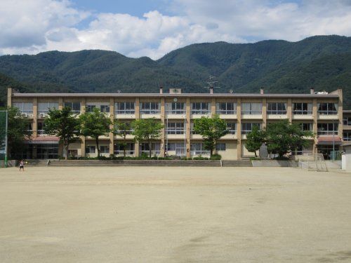 甲府市立里垣小学校の画像