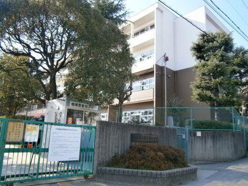 箕面市立萱野東小学校の画像