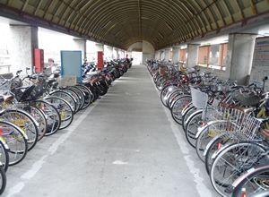 学園都市自転車駐車場の画像