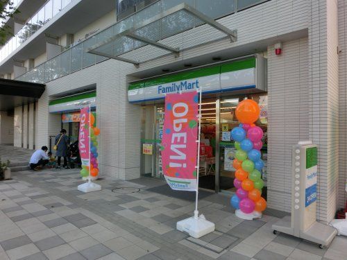 ファミリーマートシティテラス横浜和田町店の画像