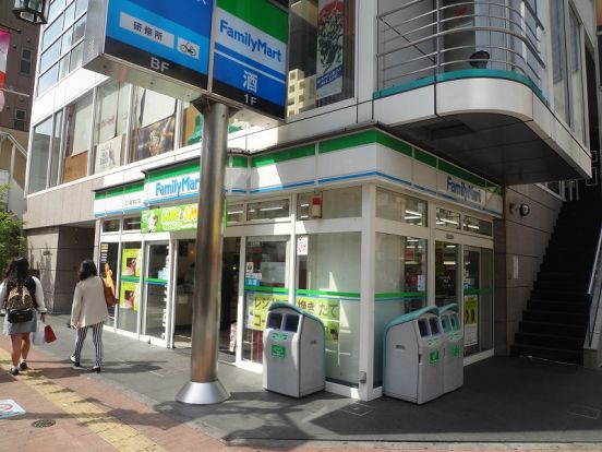 ファミリーマート立川駅南口店の画像