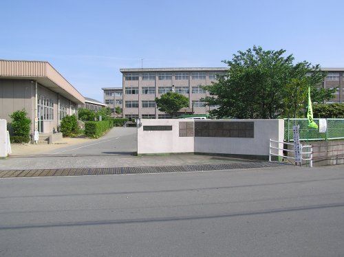 平岡東小学校の画像