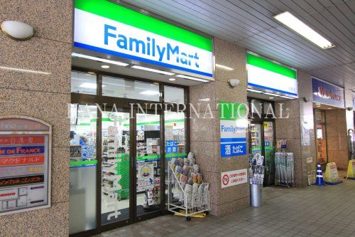 ファミリーマート谷塚駅店の画像