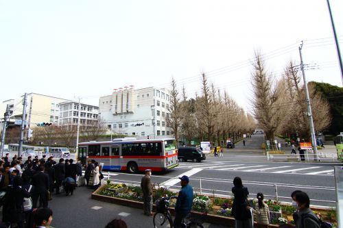 日吉駅から慶應義塾大学を見るの画像