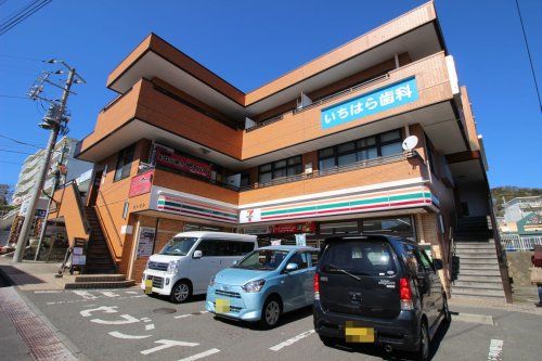 セブンイレブン横須賀長沢駅前店の画像