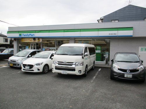 ファミリーマート 西大路三条店の画像