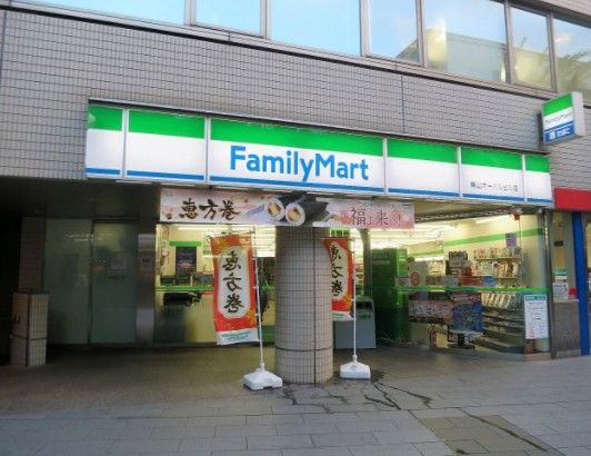 ファミリーマート青山オーバルビル店の画像
