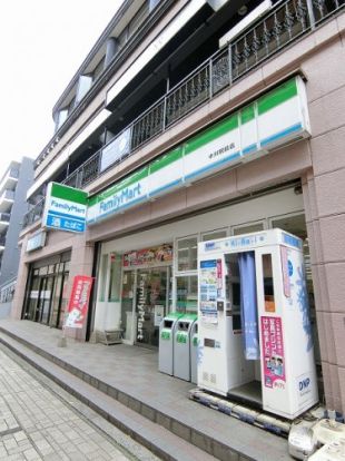ファミリーマート　中川駅前店の画像