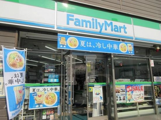 ファミリーマート 王子駅前店の画像