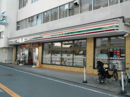 セブン‐イレブン 横浜六浦駅前店の画像