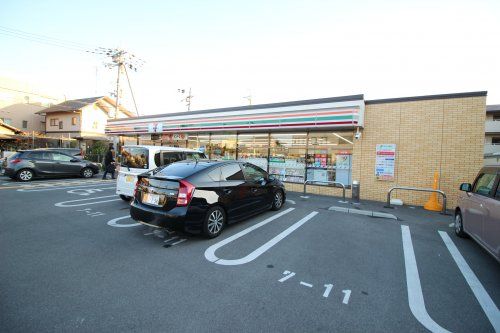 セブン-イレブン近鉄高安駅西店の画像