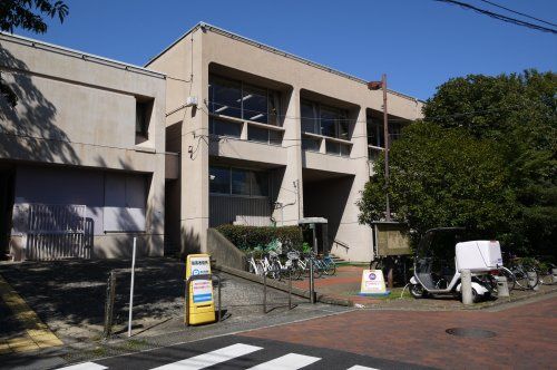 世田谷区立梅丘図書館の画像