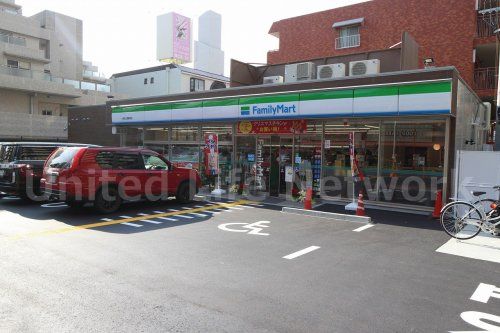 ファミリーマート緑地公園駅西店の画像