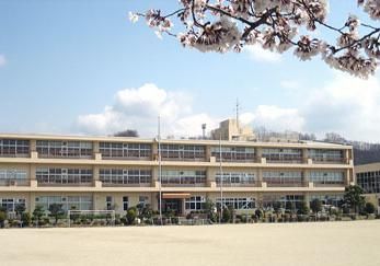 山梨市立八幡小の画像