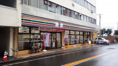  セブン‐イレブン 横浜六浦駅前店の画像