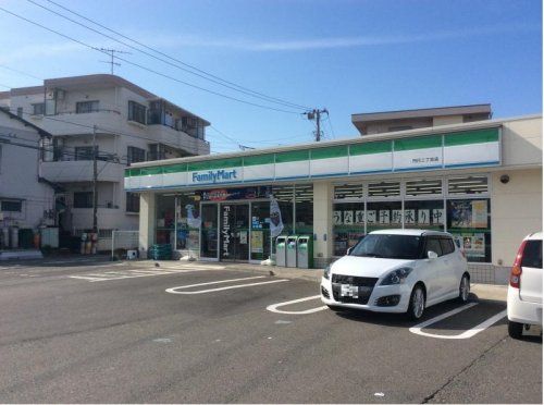 ファミリーマート円行二丁目店の画像