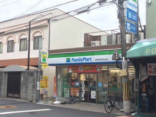 ファミリマート筒井駅前改札前の画像
