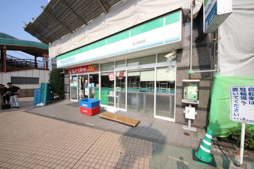 ファミリーマート 秋川駅前店の画像