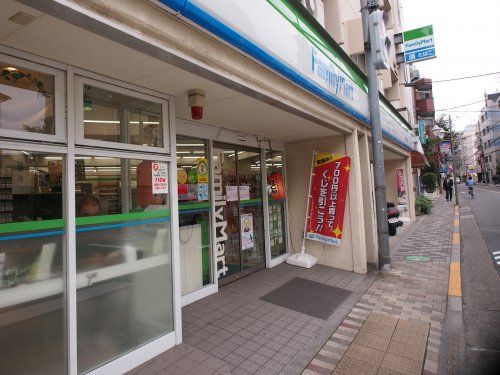 ファミリーマート 下連雀三丁目店の画像