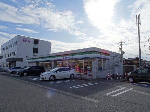 ファミリーマート 富山中川原店の画像