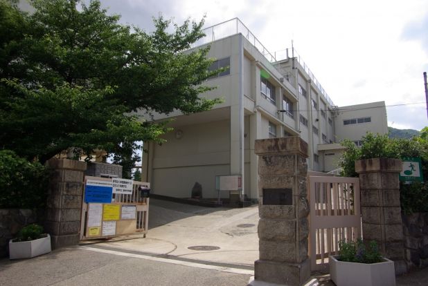 宝塚市立　宝梅中学校の画像