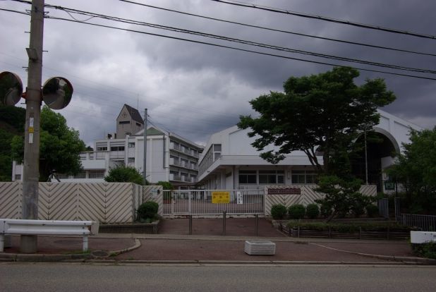 宝塚市立　すみれガ丘小学校の画像