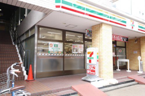 セブンイレブン 京成大久保駅前店の画像