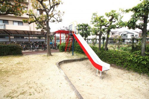 ライオンズマンション桂川久世　敷地内公園の画像