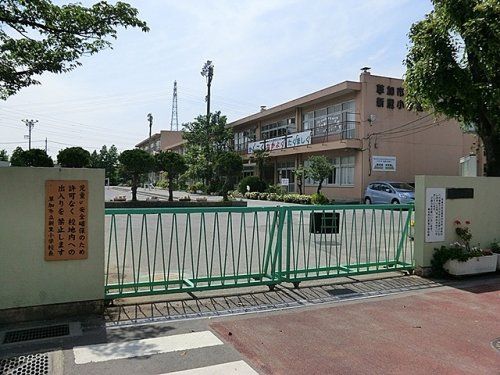 草加市立新里小学校の画像