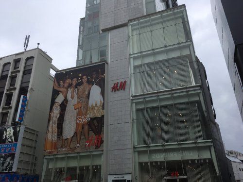 H&M 原宿店の画像