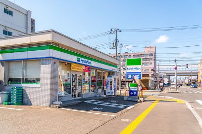 ファミリーマート 札幌北32条西４丁目店の画像