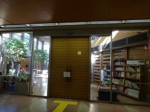 吹田市立江坂図書館の画像
