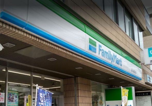 ファミリーマート 西ヶ原駅前店の画像