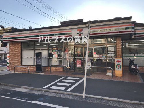 セブンイレブン 横浜前里町4丁目店の画像