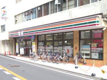 セブンイレブン 横浜六浦駅前店の画像