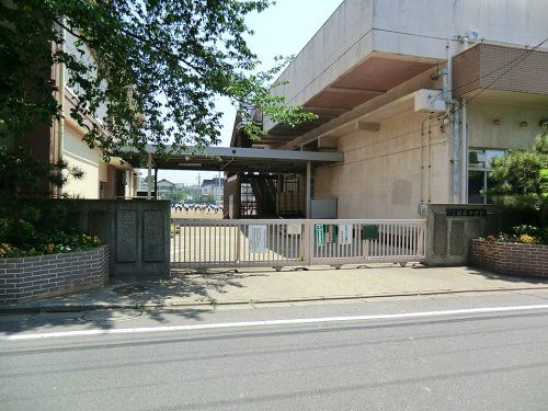 世田谷区立弦巻中学校の画像