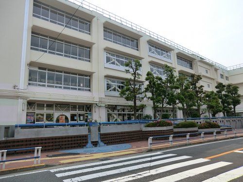 世田谷区立梅丘中学校の画像